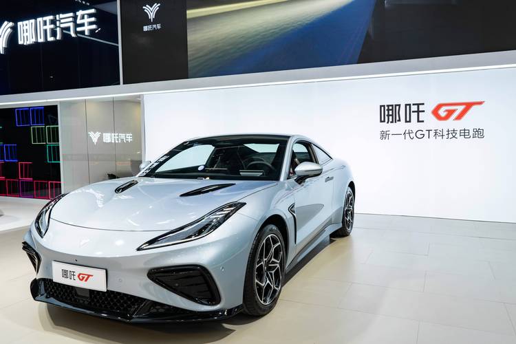 佛山149哪吒汽车在智能汽车领域的表现，领途汽车在新能源汽车市场中的影响力